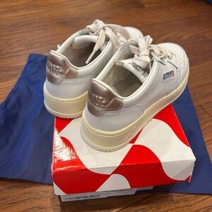 Autry Sneakers white with rose gold detail on back
